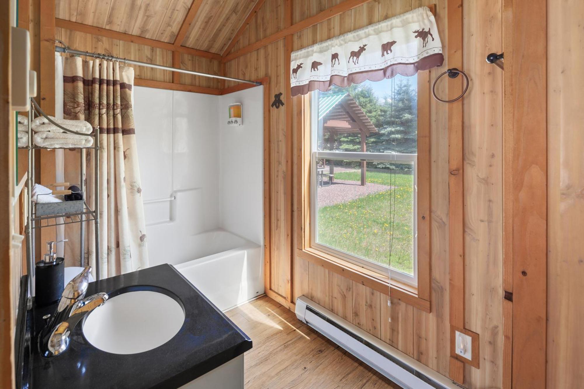 Sky Eco - Glacier General Store And Cabins Coram Buitenkant foto