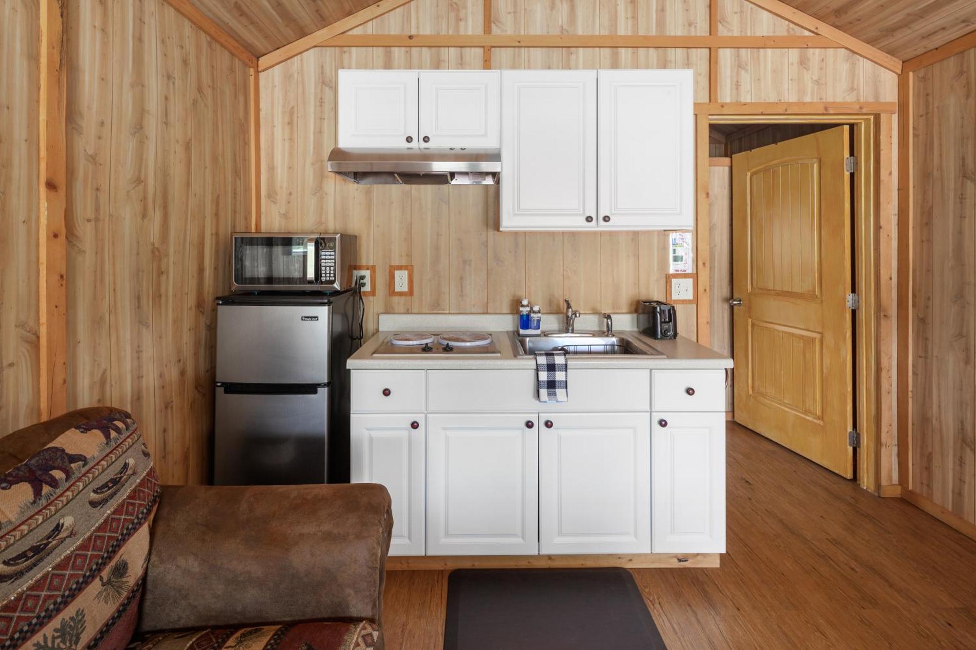 Sky Eco - Glacier General Store And Cabins Coram Buitenkant foto