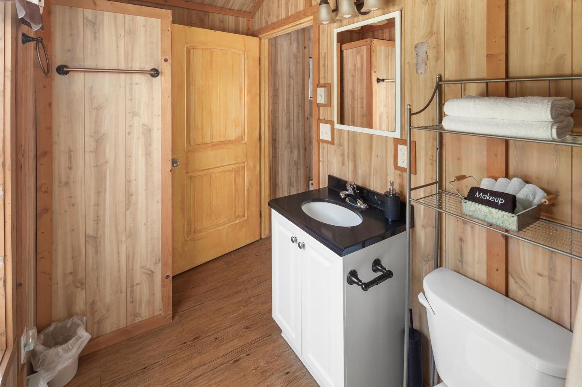 Sky Eco - Glacier General Store And Cabins Coram Buitenkant foto