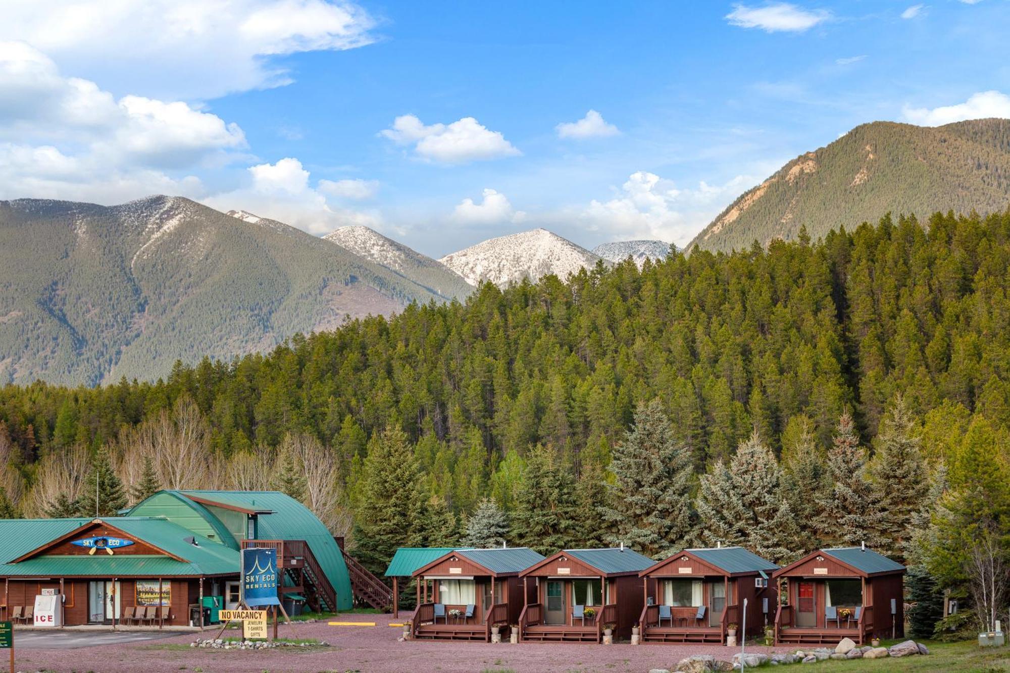 Sky Eco - Glacier General Store And Cabins Coram Buitenkant foto