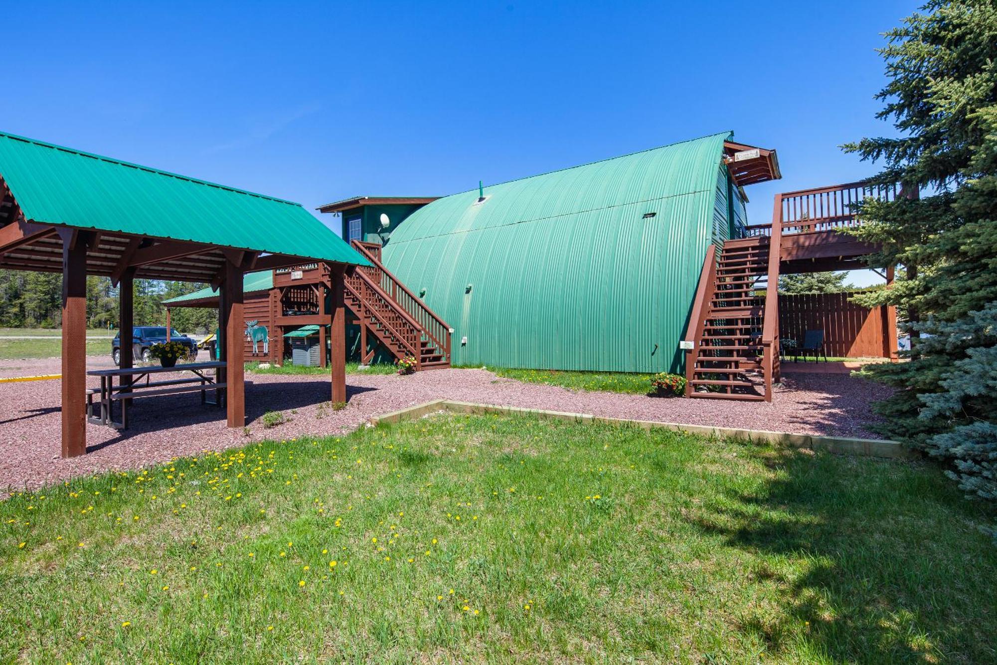 Sky Eco - Glacier General Store And Cabins Coram Buitenkant foto