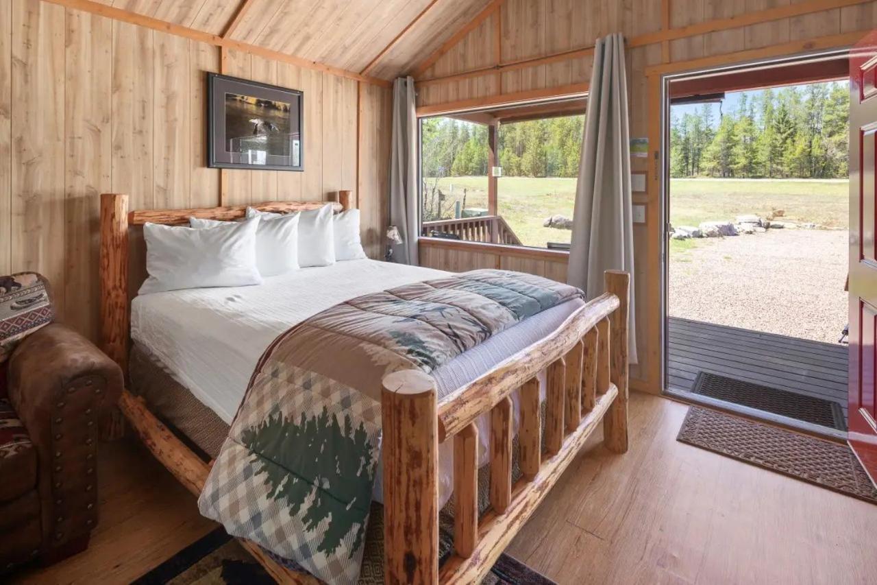 Sky Eco - Glacier General Store And Cabins Coram Buitenkant foto