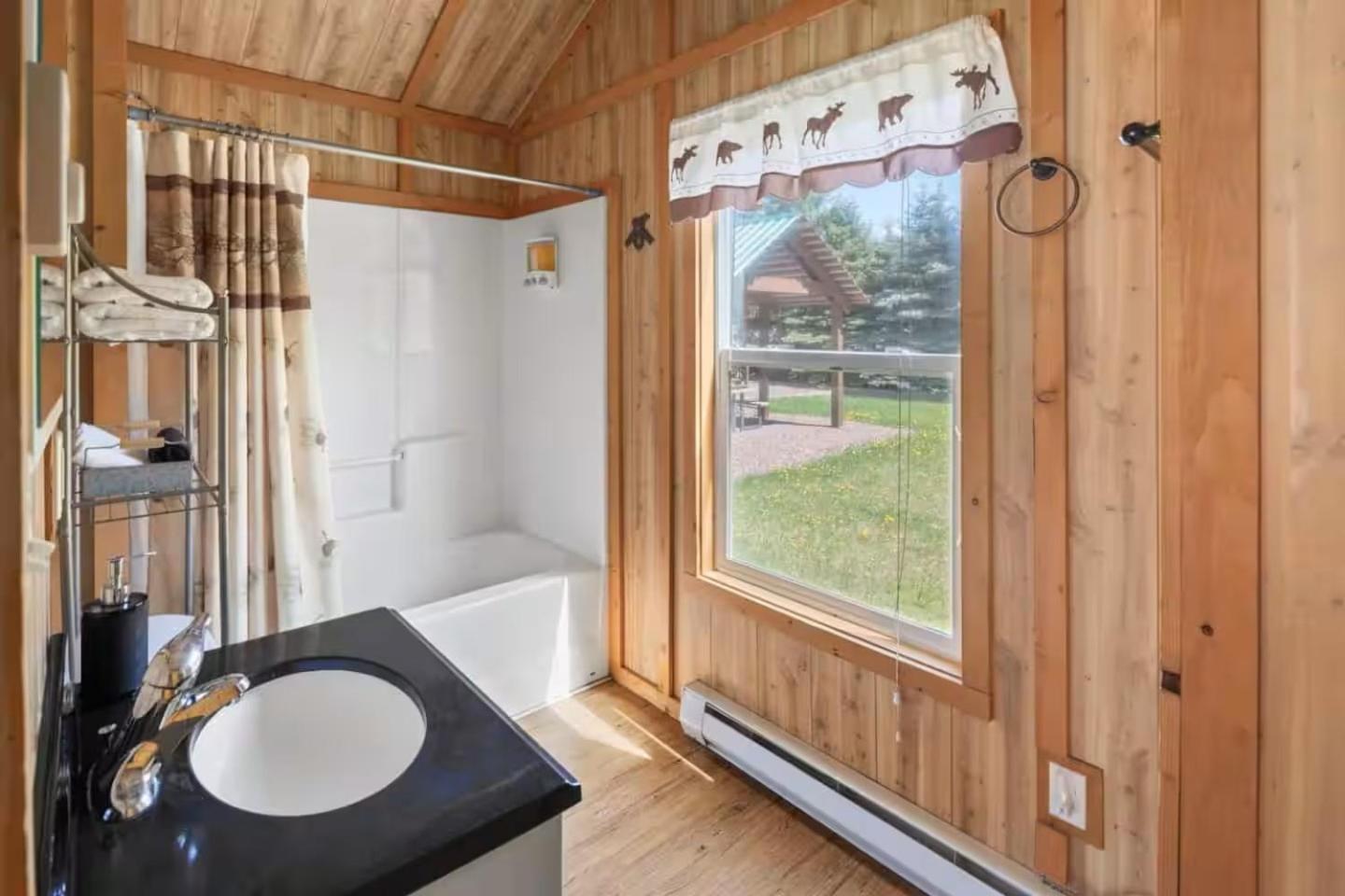 Sky Eco - Glacier General Store And Cabins Coram Buitenkant foto